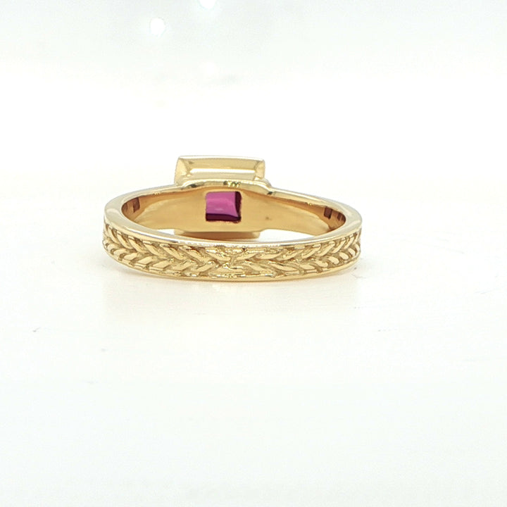 18K Yellow Gold Cabochon Rubelite Fashion Ring