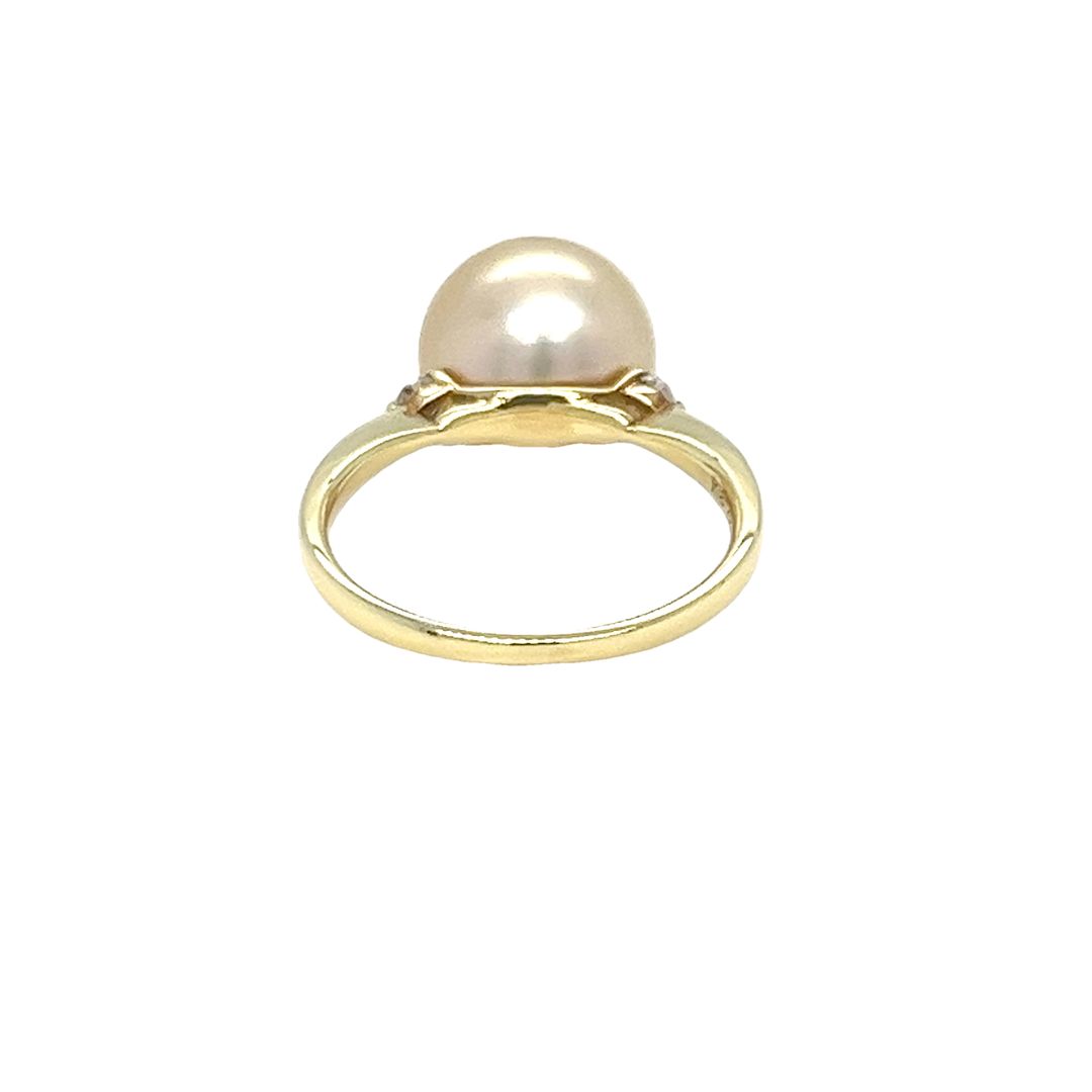 Anillo con halo de diamantes y perlas
