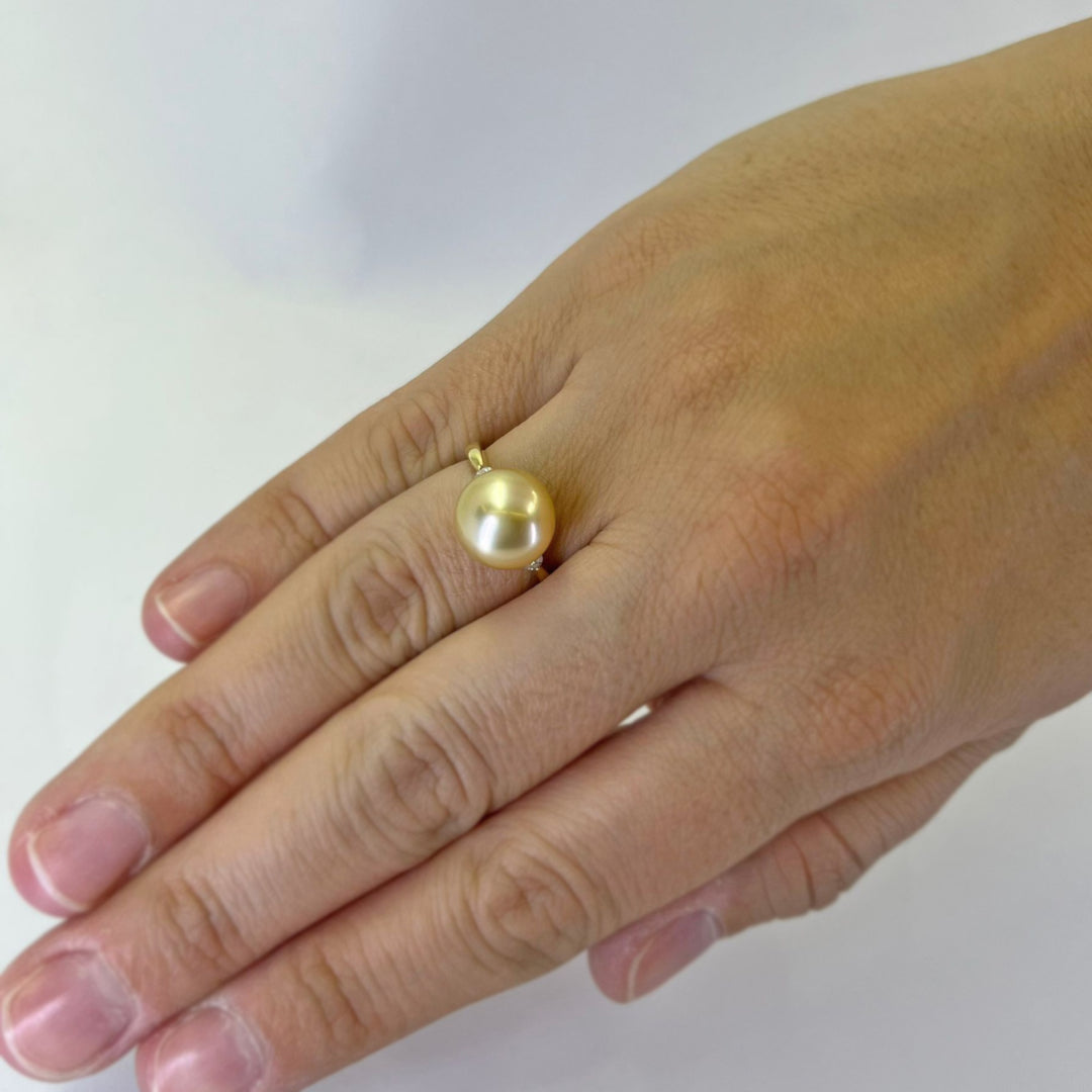 Anillo con halo de diamantes y perlas