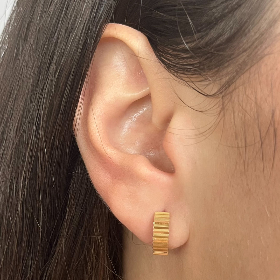 14K Yellow Gold 4mm Reeded Huggie Hoop Earrings