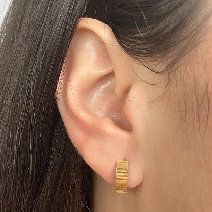 14K Yellow Gold 4mm Reeded Huggie Hoop Earrings