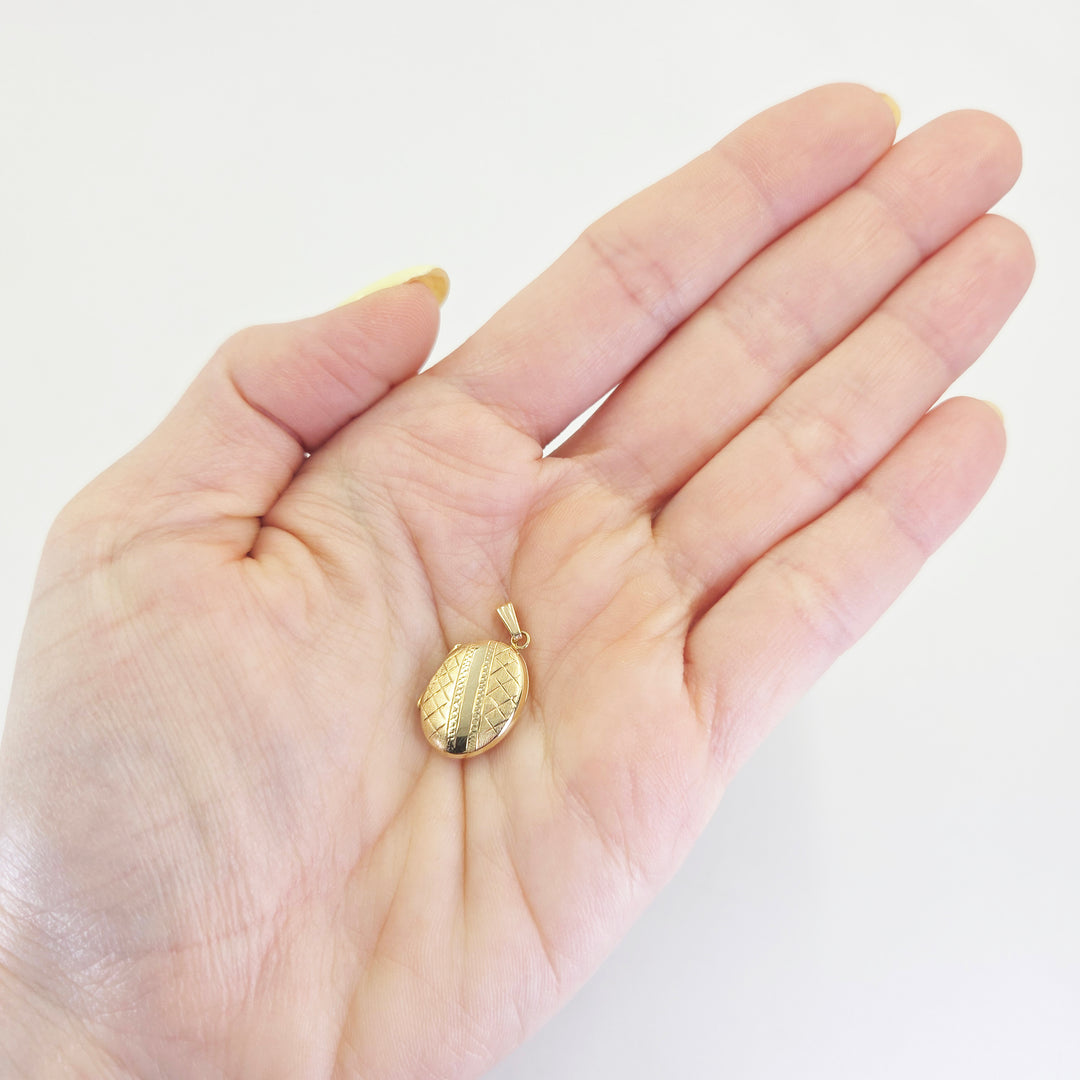 14K Yellow Gold Textured Oval Locket Pendant 22mm
