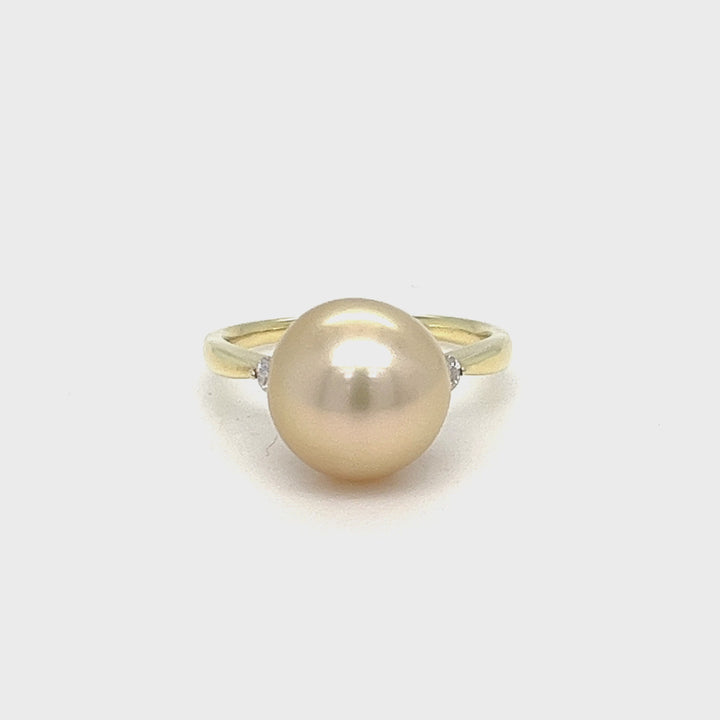 Anillo con halo de diamantes y perlas
