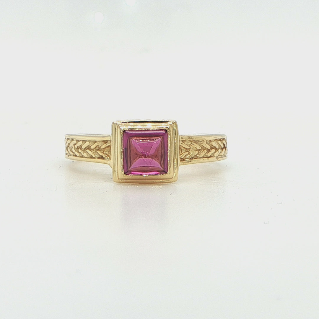 18K Yellow Gold Cabochon Rubelite Fashion Ring