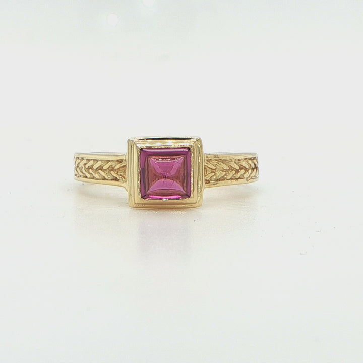 18K Yellow Gold Cabochon Rubelite Fashion Ring