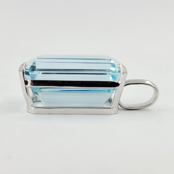 emerald-cut-aquamarine-pendant